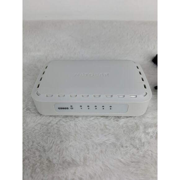 Netgear 5-Port Gigabit Ethernet Switch GS605 With Power Adapter - Picture 2 of 5